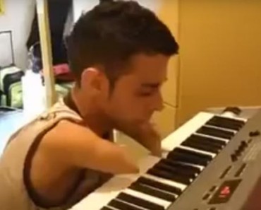 musico sin brazos toca piano